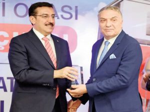 Park Receives Glass Award From Minister Tüfenkçi
